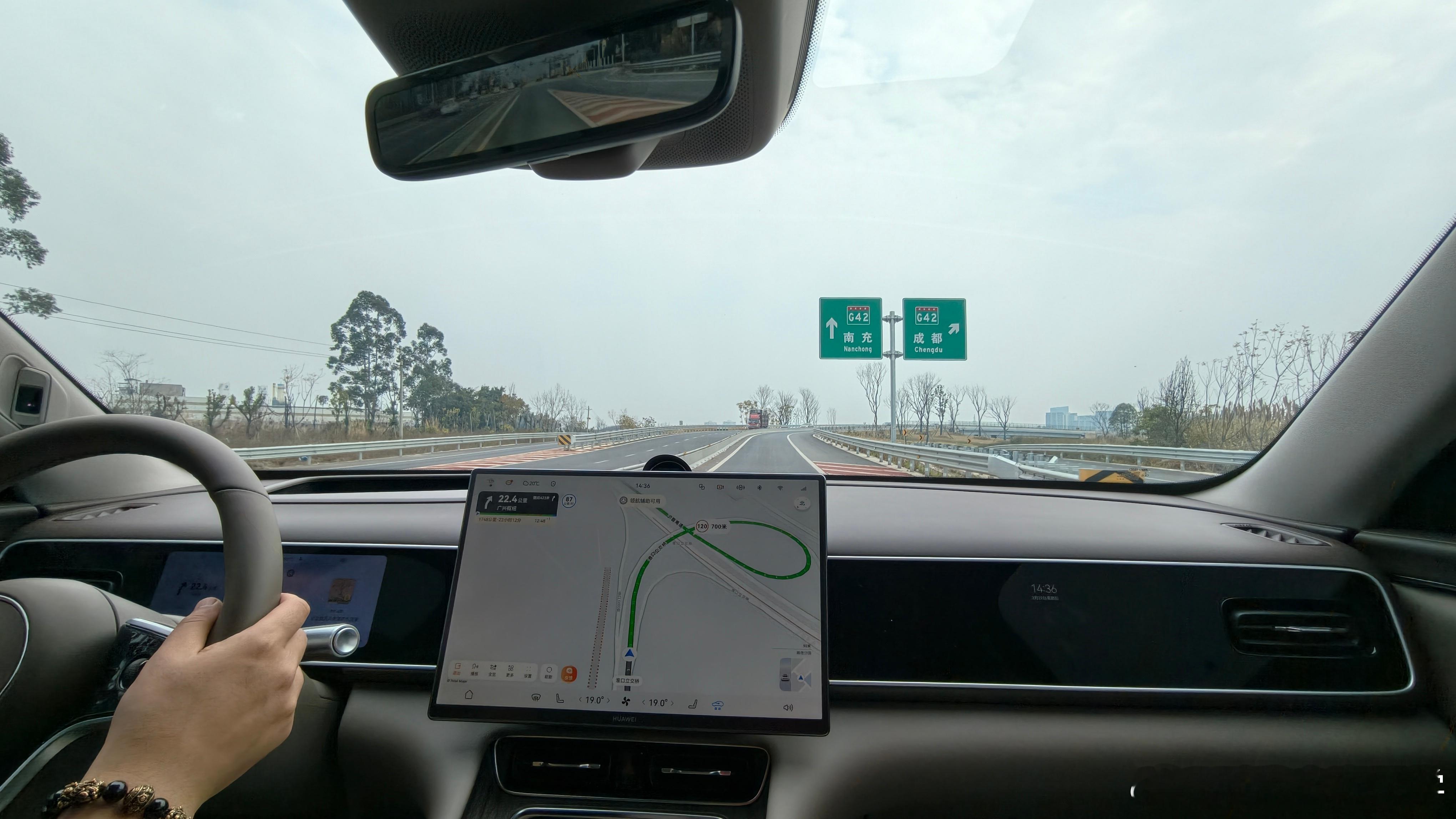 开着我的问界M7回深啦！都说高速堵车，目前成都地区畅通无阻