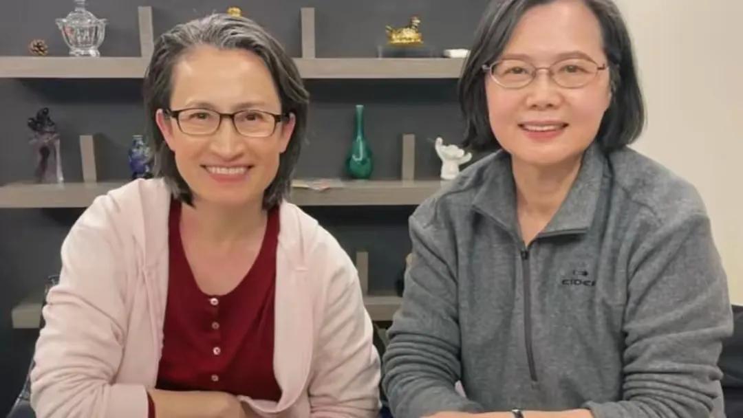 这是前台湾地区领导人蔡英文和现任台湾地区副领导人萧美琴。
       她们俩是