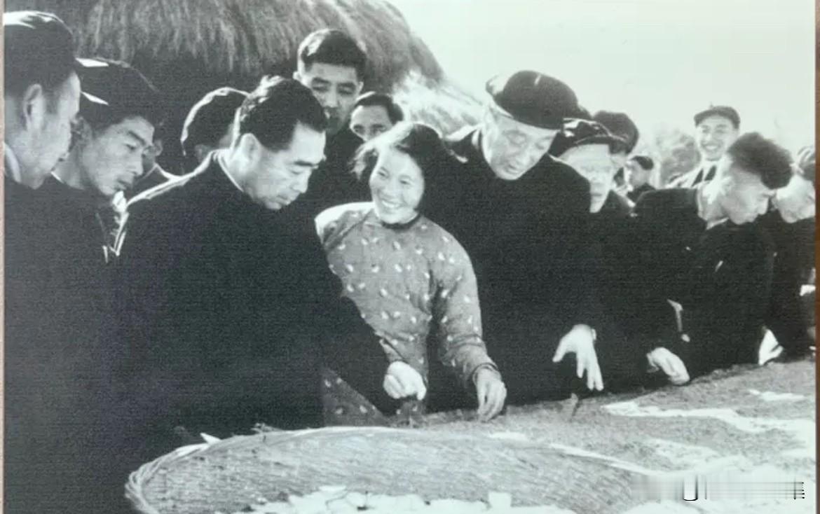 1957年12月22日，周恩来总理在上海市领导陪同下，到上海郊区农村视察农业生产