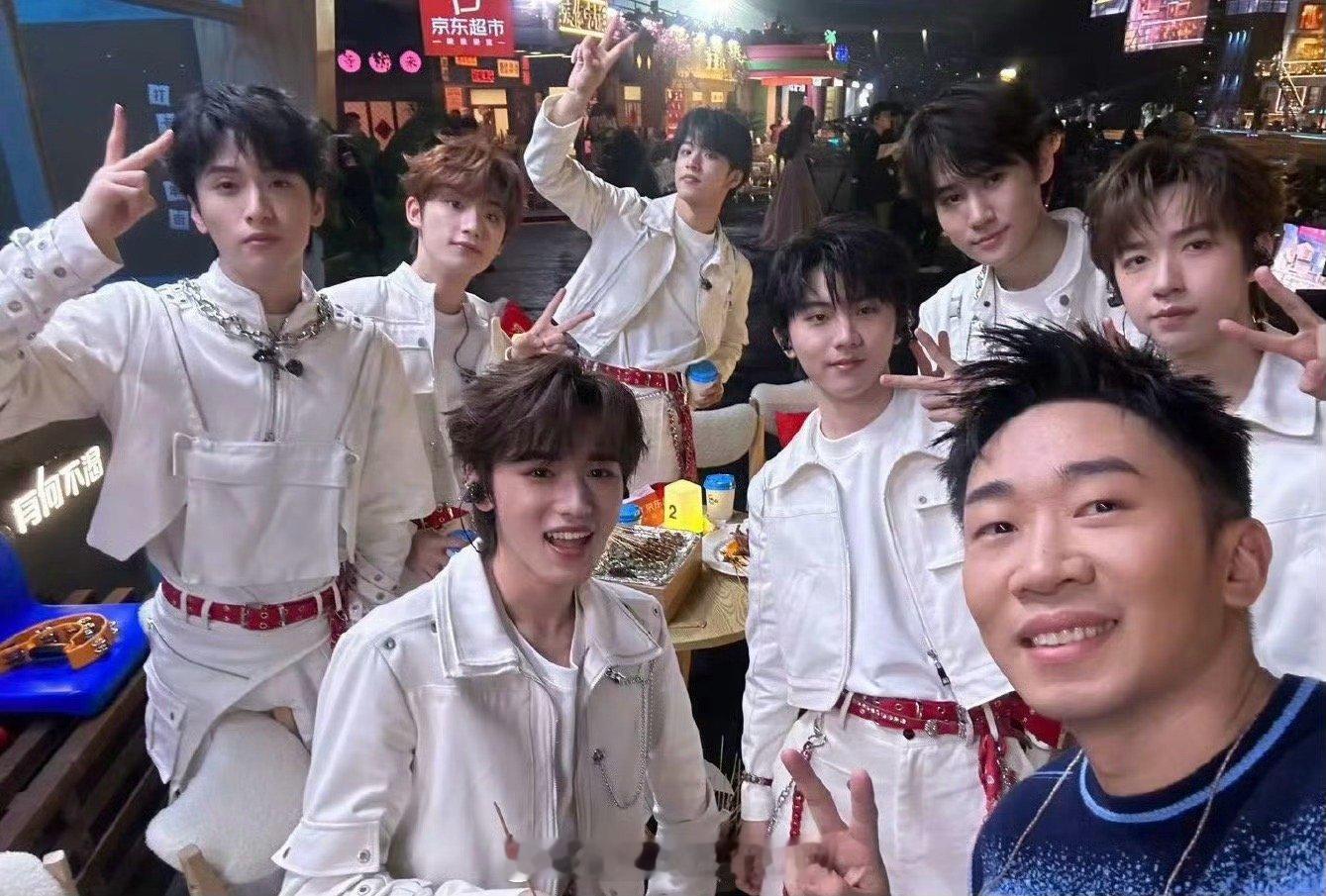 杨迪认证时团舞自学难度拉满周五晚高疯 杨迪实锤：时团的舞是自学者的“地狱难度”！