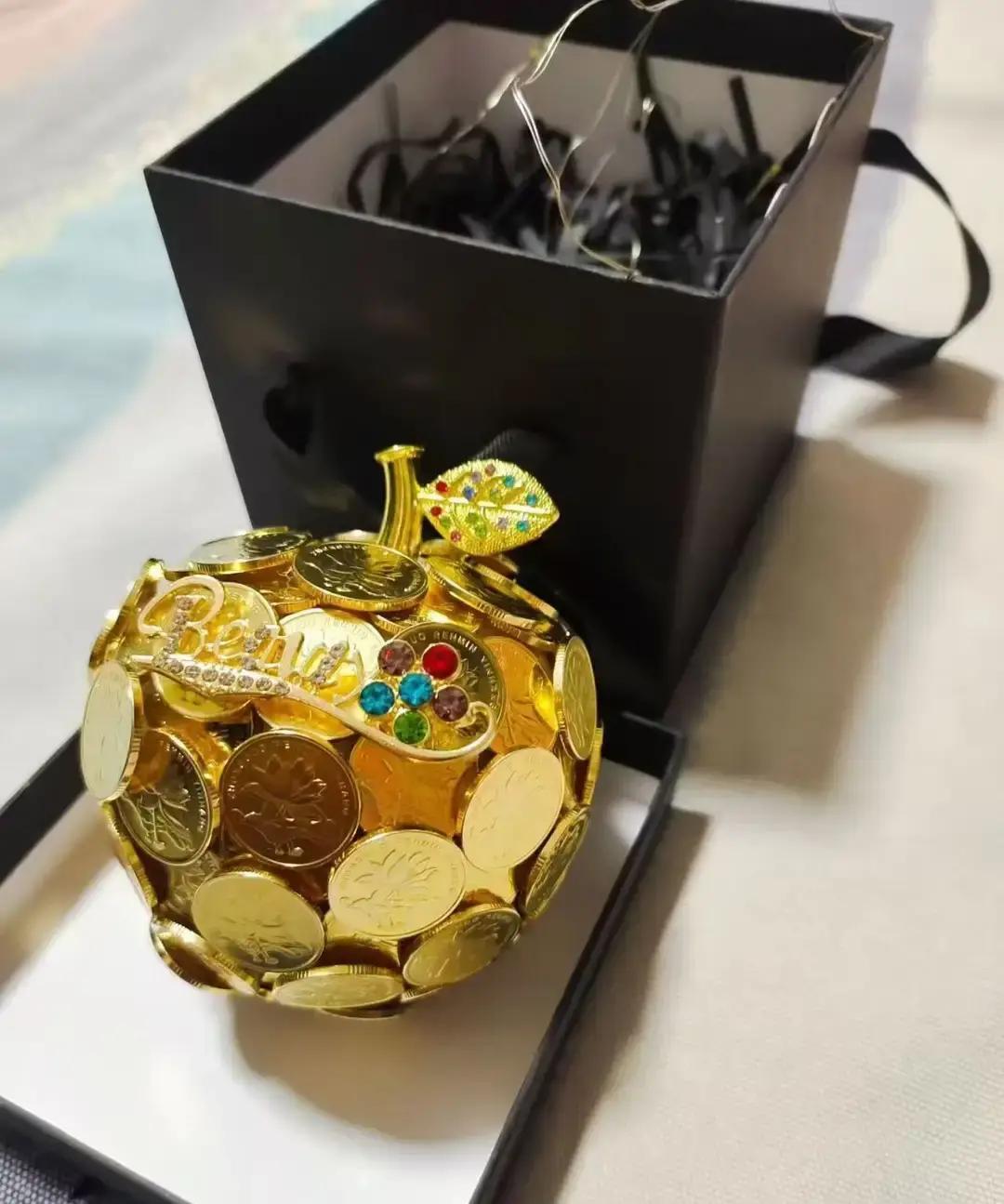 主持人朱迅在直播时突然缺氧，脸憋得通红，话都说不利索。

节目组赶紧给她吸氧，缓