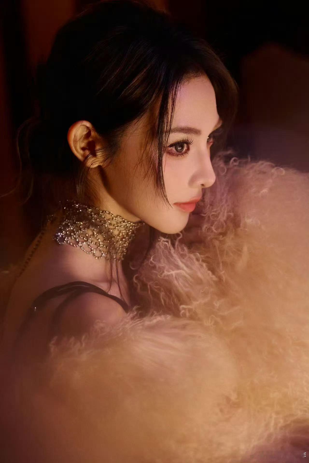 分享娱乐分享娱乐 不得不说彭小苒这背，状态好到爆，紧致的肌肤，满满的线条感，难怪