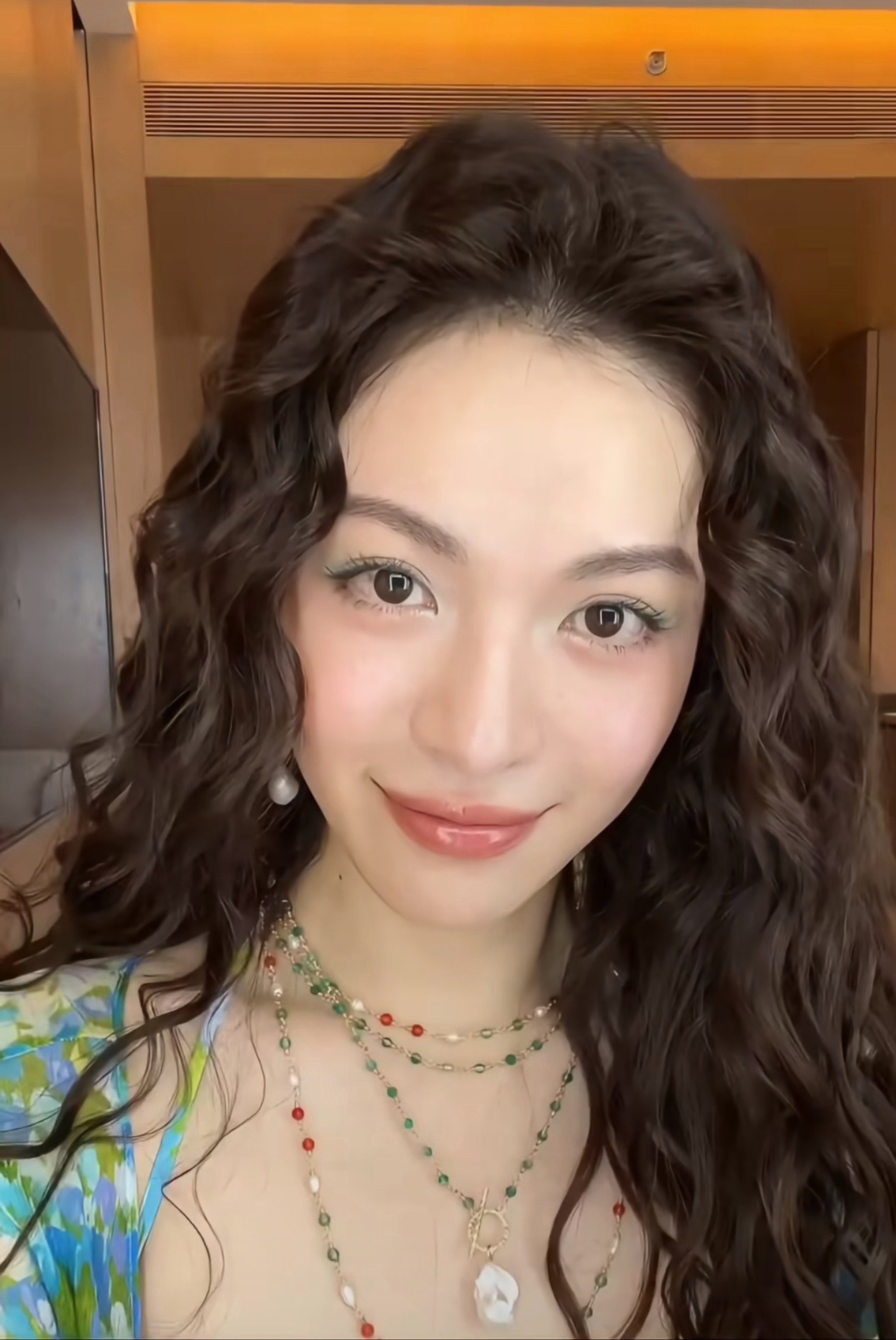 能给自己化成这样，我第一反应是给自己省了好多钱哈哈哈…商务多的一年真能省出一套房