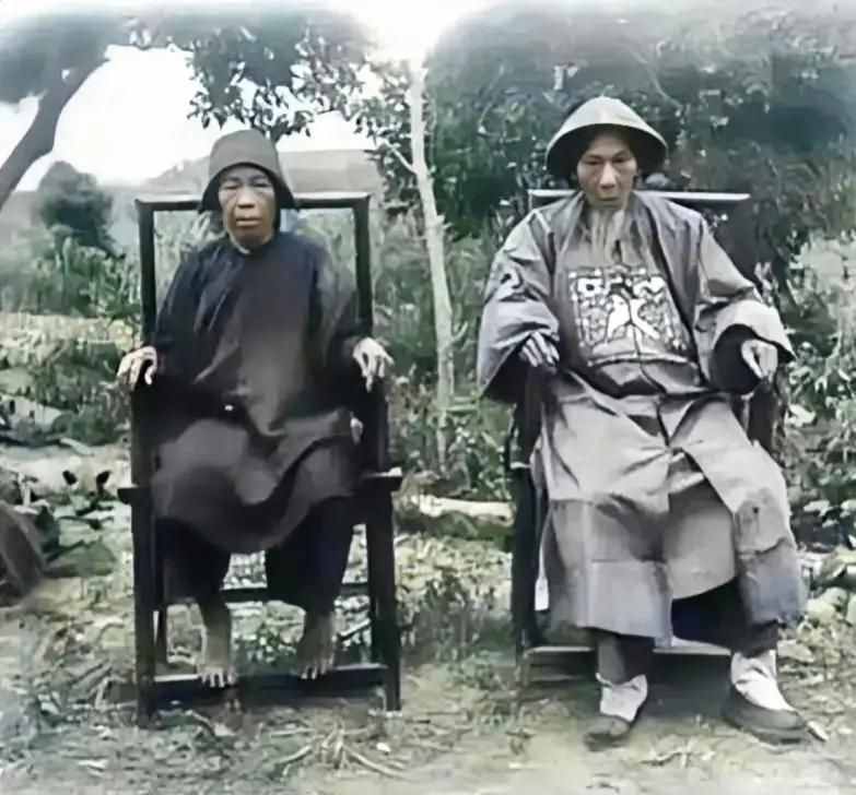 1905年，一名九品芝麻官和夫人，一张罕见的合影，照片中的他们坐在椅子上，妻子光