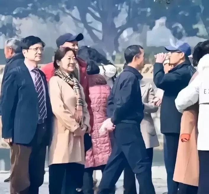 毛主席故居游人如织，人群中出现一个熟悉的身影，他来看毛主席，他是毛主席最好的学生