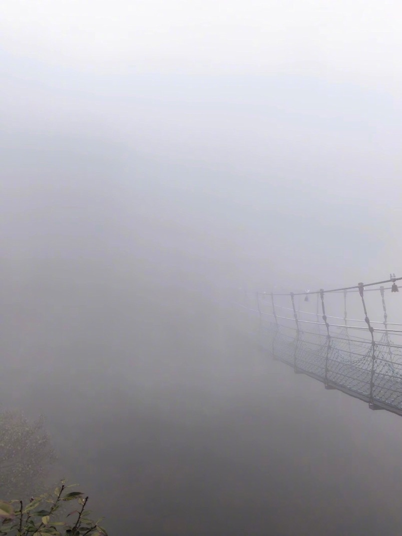 游山玩水还是得找大晴天没有太阳的时候水雾大到根本看不到路所以不识庐山真面目是因为