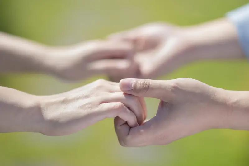 女人真正需要的，既不是单纯的金钱，也不是纯粹的爱情。
年轻时，很多姑娘觉得爱情至