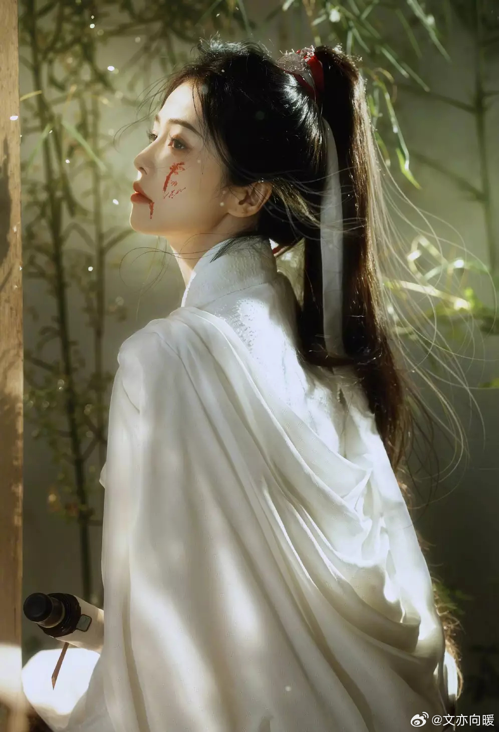 文亦娱乐白鹿身着侠女古装眼神锐利 侧头浅笑尽显侠骨柔情 