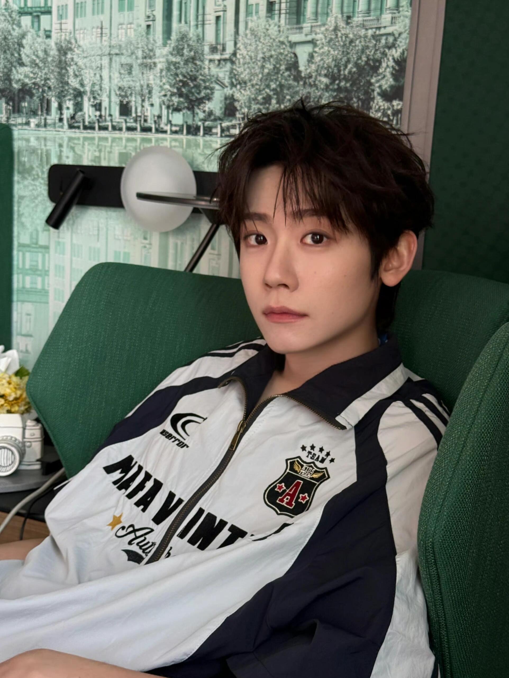 李卿也有宅男的一面李卿古风小生宅家的样子打破固有印象！李卿宅家日常超随性，摇扇观