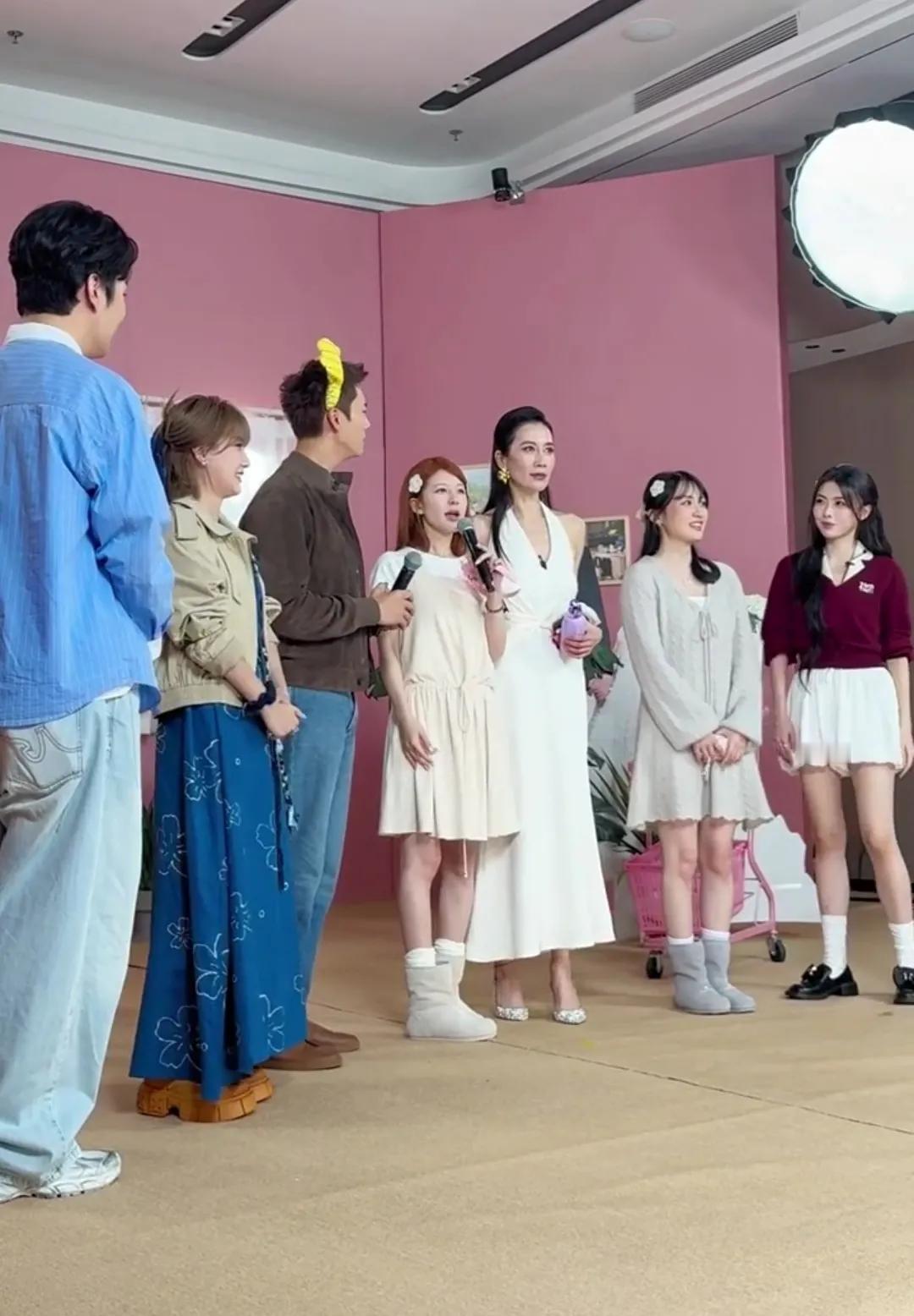 现实中的赵露思这么矮吗？看着只到温峥嵘的脖子！

现实中的赵露思居然这么矮，演唱