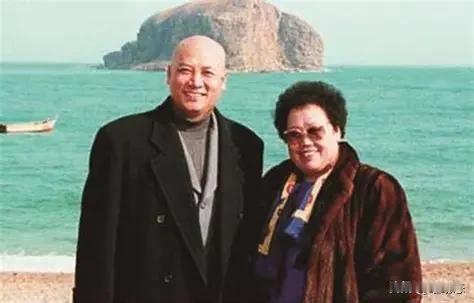 百亿遗产刚到手就卖房？72岁迟重瑞的操作，藏着33年姐弟恋的真相

前女首富陈丽