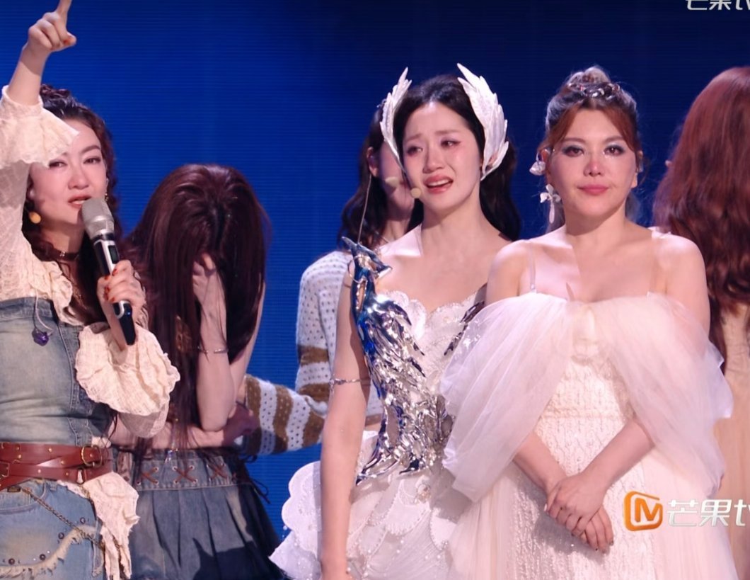 者来女淘汰者来女进入待定区时现场观众高喊“黑幕”，节目组紧急切断观众席麦克风，这