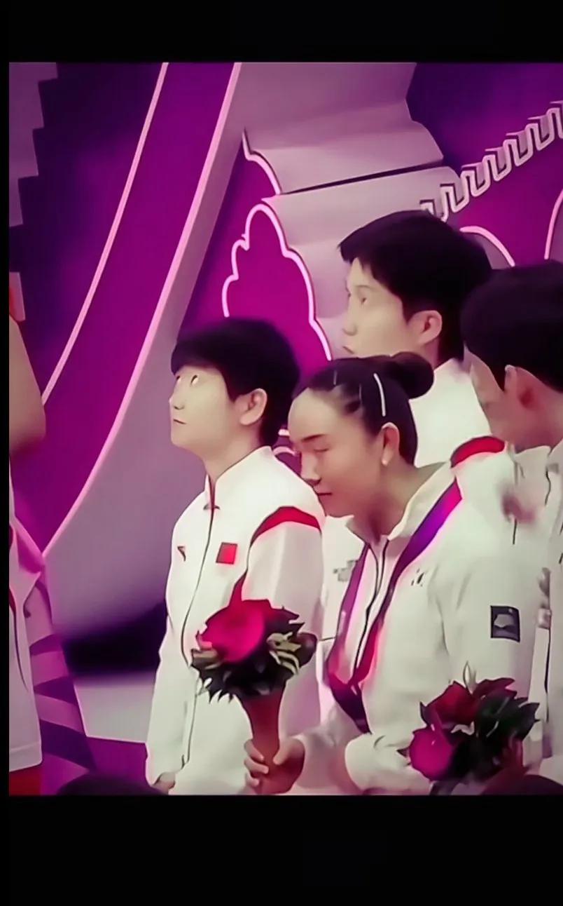 那为什么莎莎旁边那个女的看着王楚钦，然后王楚钦就对她笑
头哥那个笑好好看，好温柔