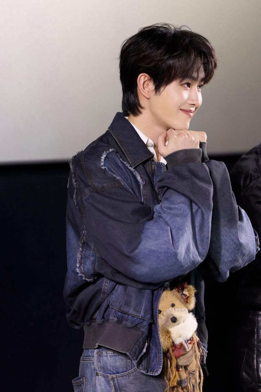 田嘉瑞这是我的啊呜 田嘉瑞给阿贝贝拍写真也太用心啦📸，从姿势到神情都超认真，和