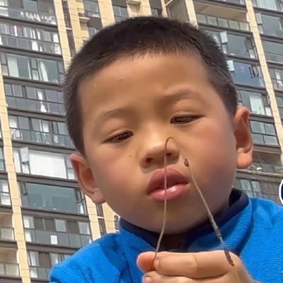 🌙“火到人民日报了！”四川，一男子在公园散步时偶遇一9岁男孩，聊天中问起长大想