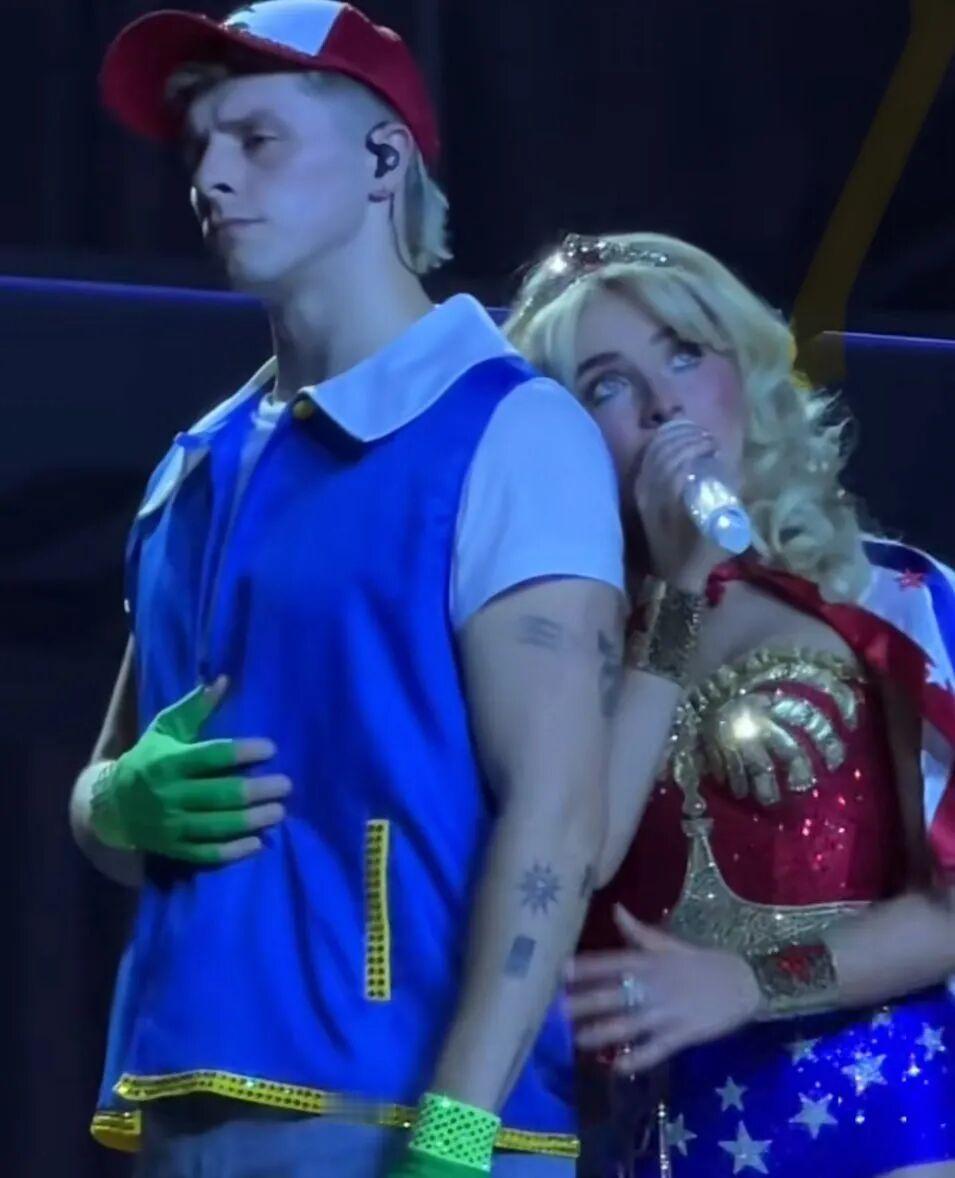 匠妹 Sabrina Carpenter 万圣节举办演唱会玩抽象，舞台上跟伴舞上