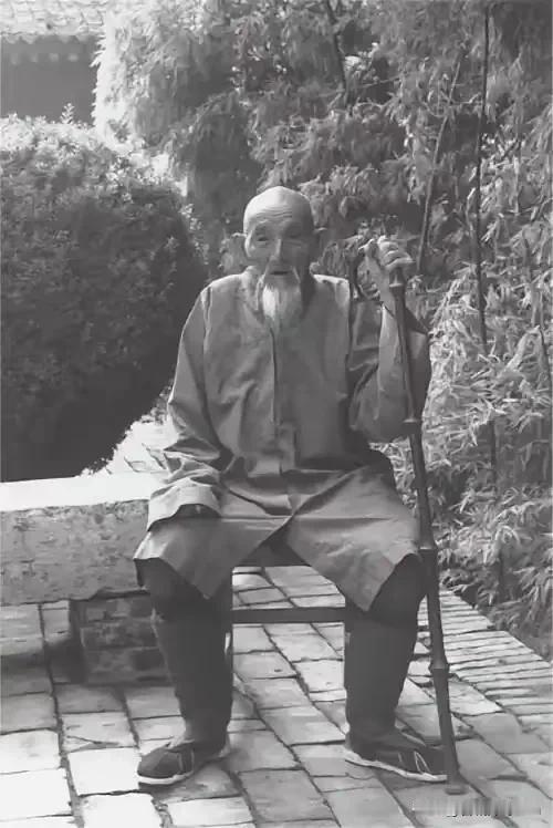 1943年，在成都东门外圣佛寺前，每天上百病人排队求治，而端坐中央的，是一个相貌