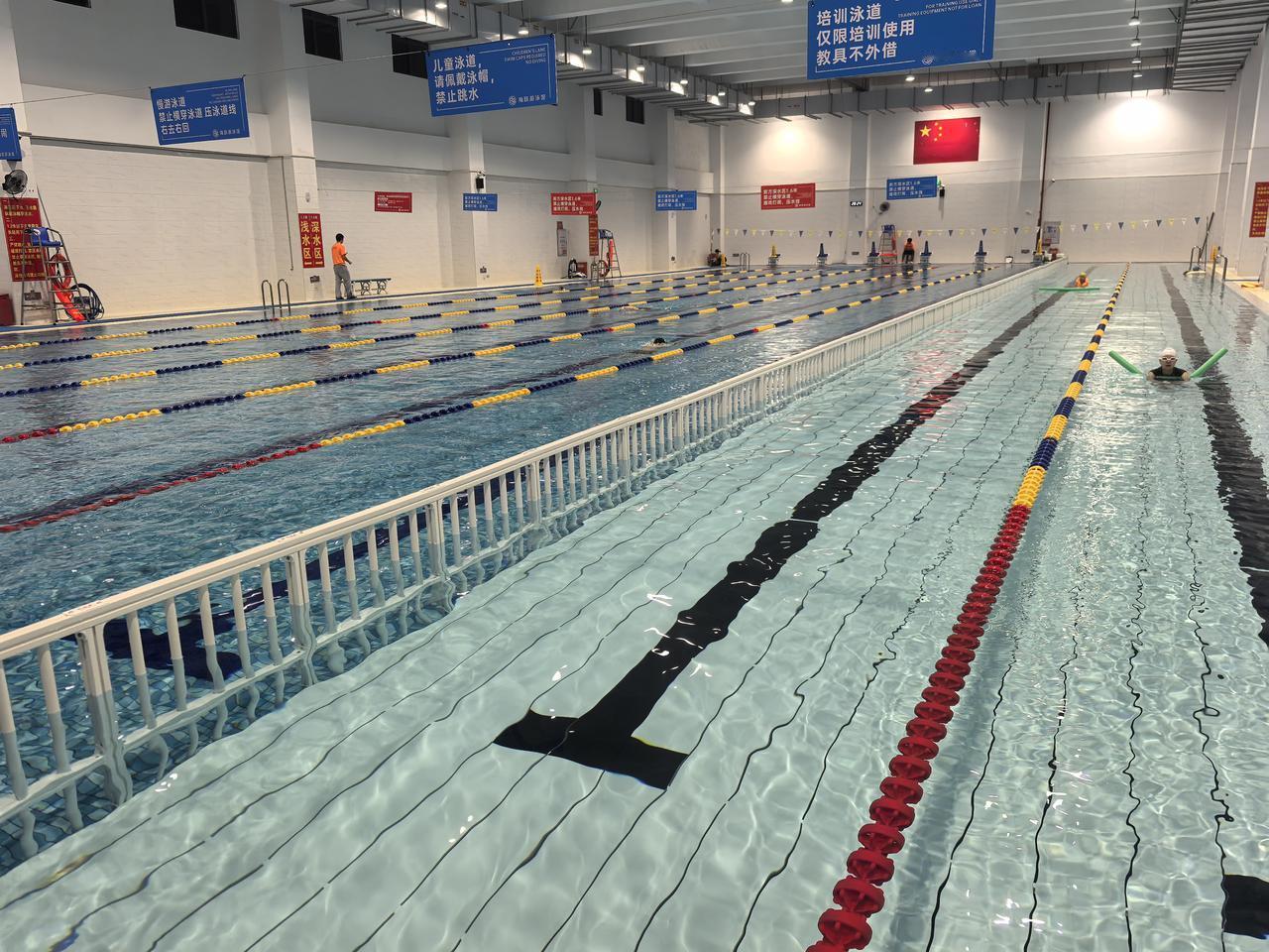 天气越来越冷了，还能坚持游下去吗？[捂脸]不知道后面所谓恒温游泳池，水有没有加热