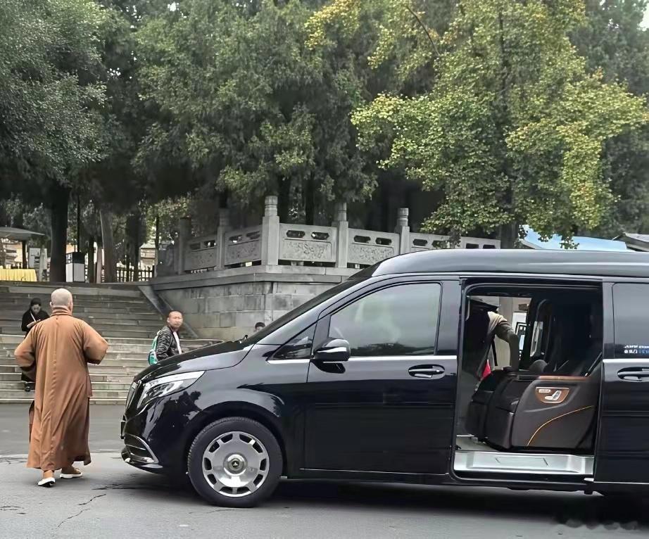 释永信日常出行，竟然是台迈巴赫房车，一般国产车坐不下他吗？ ​​​