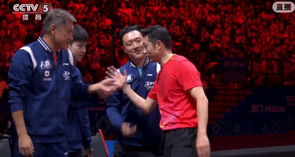 看懂了吗？上海队的许昕，在比赛结束后，为了向马龙祝贺，来到北京队座席前，从头到尾
