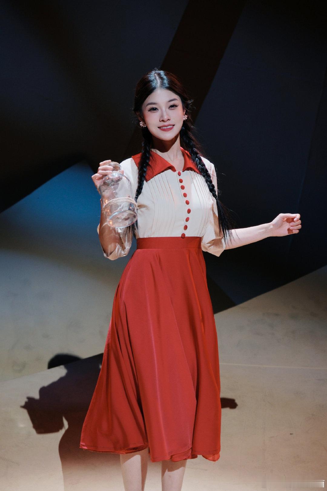 歌手终于炒出新菜了音乐剧演员带着新歌《海鸥》杀进歌手2025！这姑娘上过央视华彩