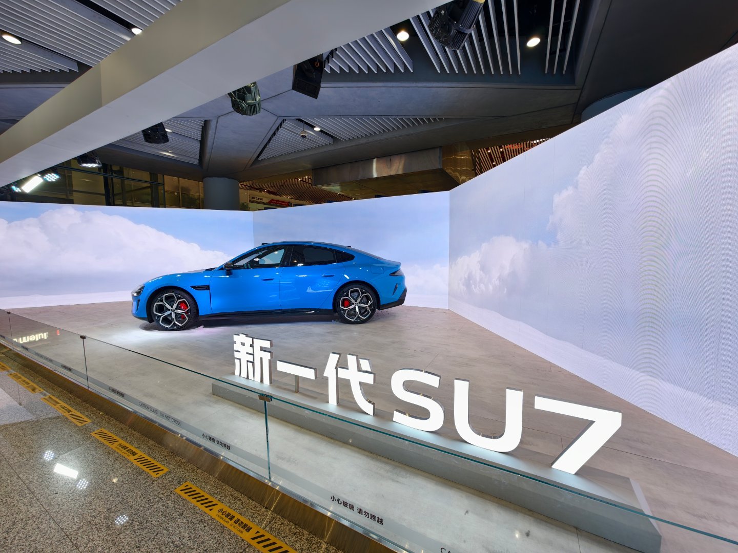 堂堂的小米SU7，还需要在首都机场无人静态展示吗？百家车坛
