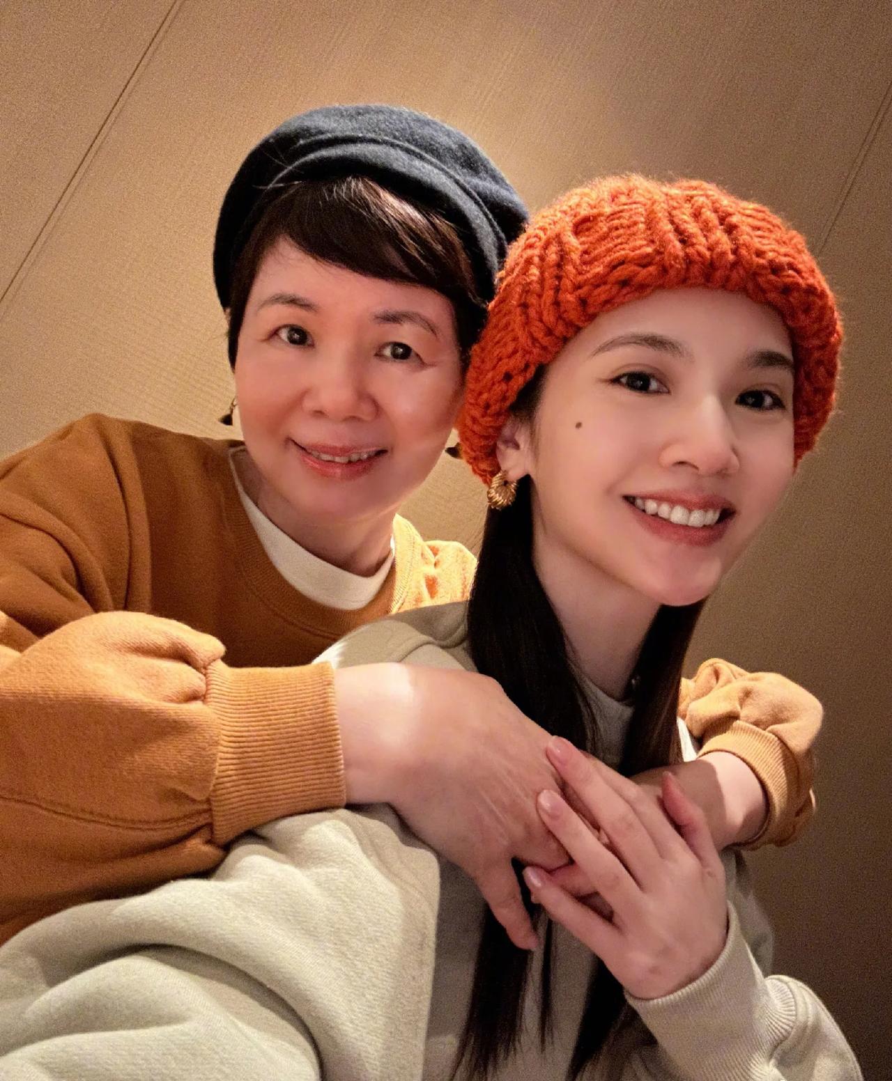 杨丞琳和妈妈的合照，母女俩长得真像。终于知道为什么39岁的杨丞琳看起来如此年轻了