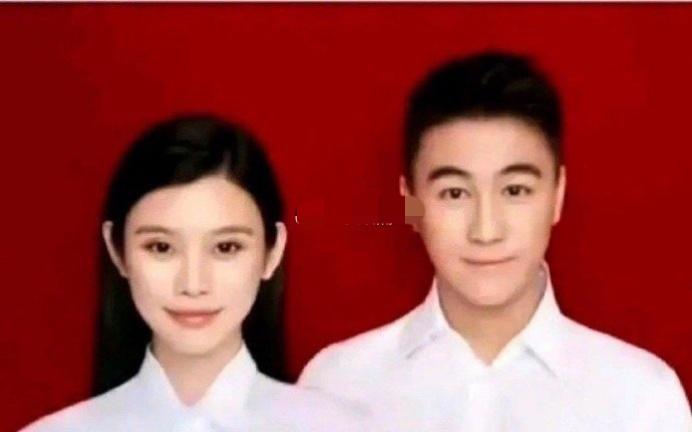 何猷君说，为了拍这个照片，他在屁股底下垫了五个枕头[捂脸]屁股圈垫