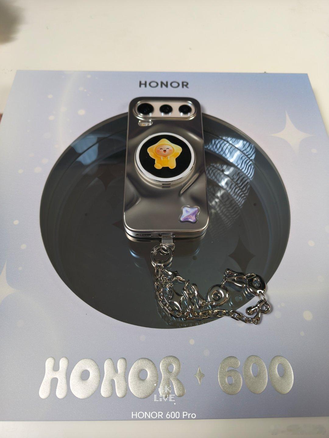 荣耀600系列行业首发魔法小“耀”屏。这个对女生来说真的是太友好了，是带补光的自