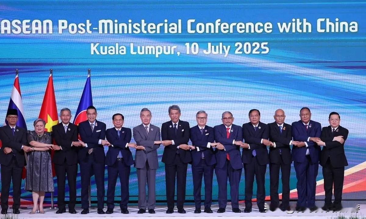 特朗普急了！为拿诺奖硬踢中国出泰柬和谈，美国内却炸了几个雷

近期，特朗普团队为