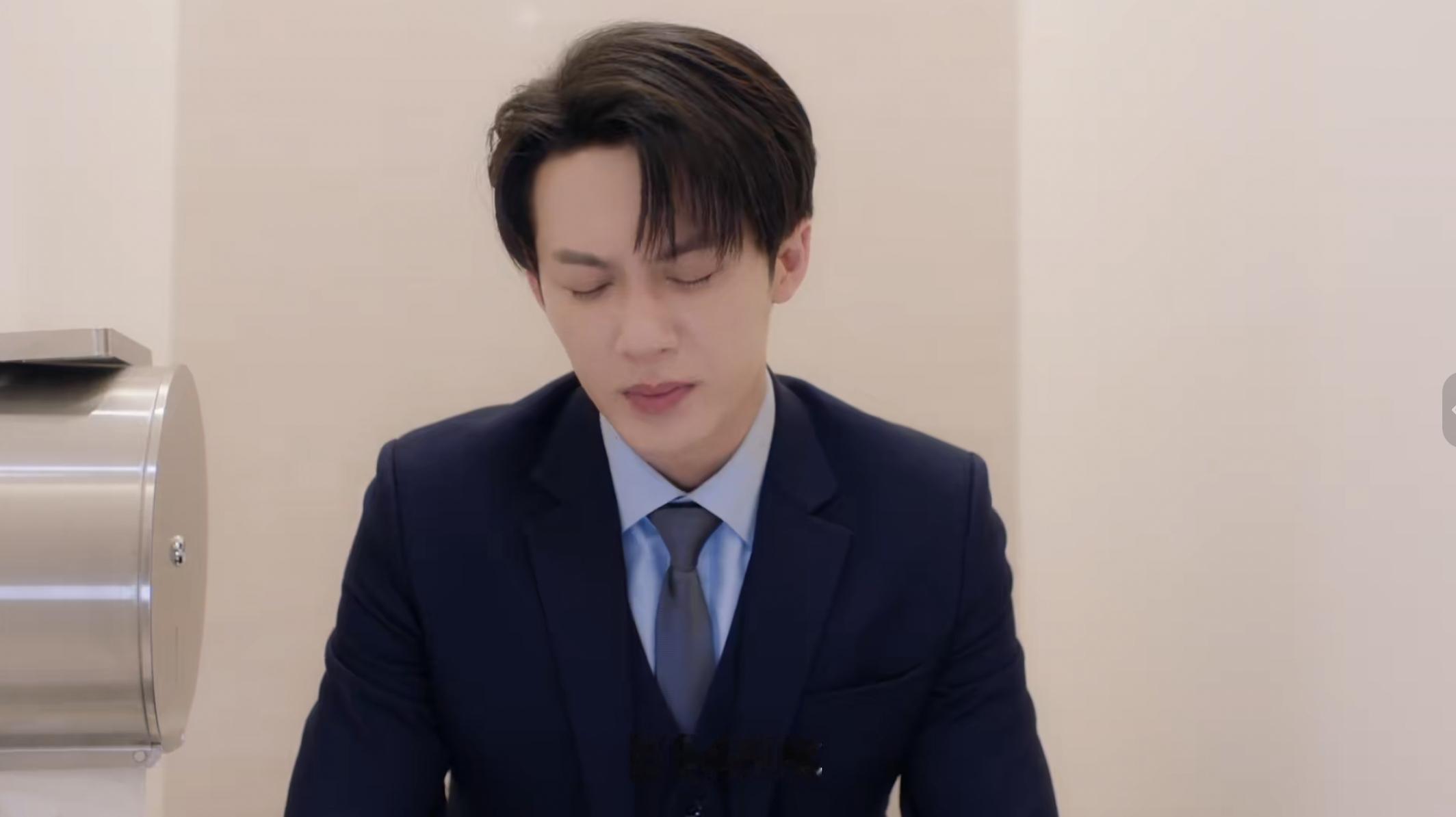 檀健次新剧上厕所没带纸给俺们李亦非整懵逼了都，拿着那一格卫生纸满脸写着无语😅谁