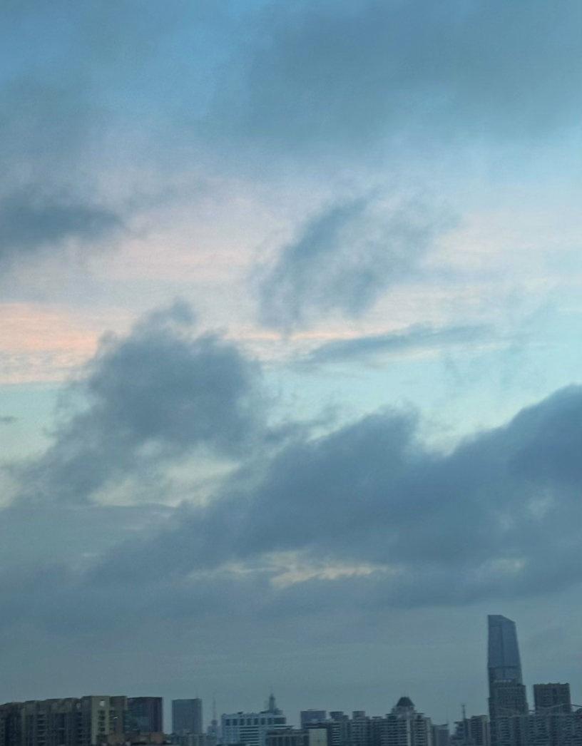 早晨，龙舟水时期的天空，每挪动一下都是不同的风景。随手拍广州超话随手拍天气广州早