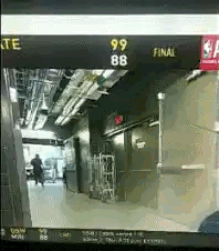 库里腿筋一级拉伤大概率是装的！看他所谓受伤后在球员通道里奔跑的样子，这像是腿筋拉