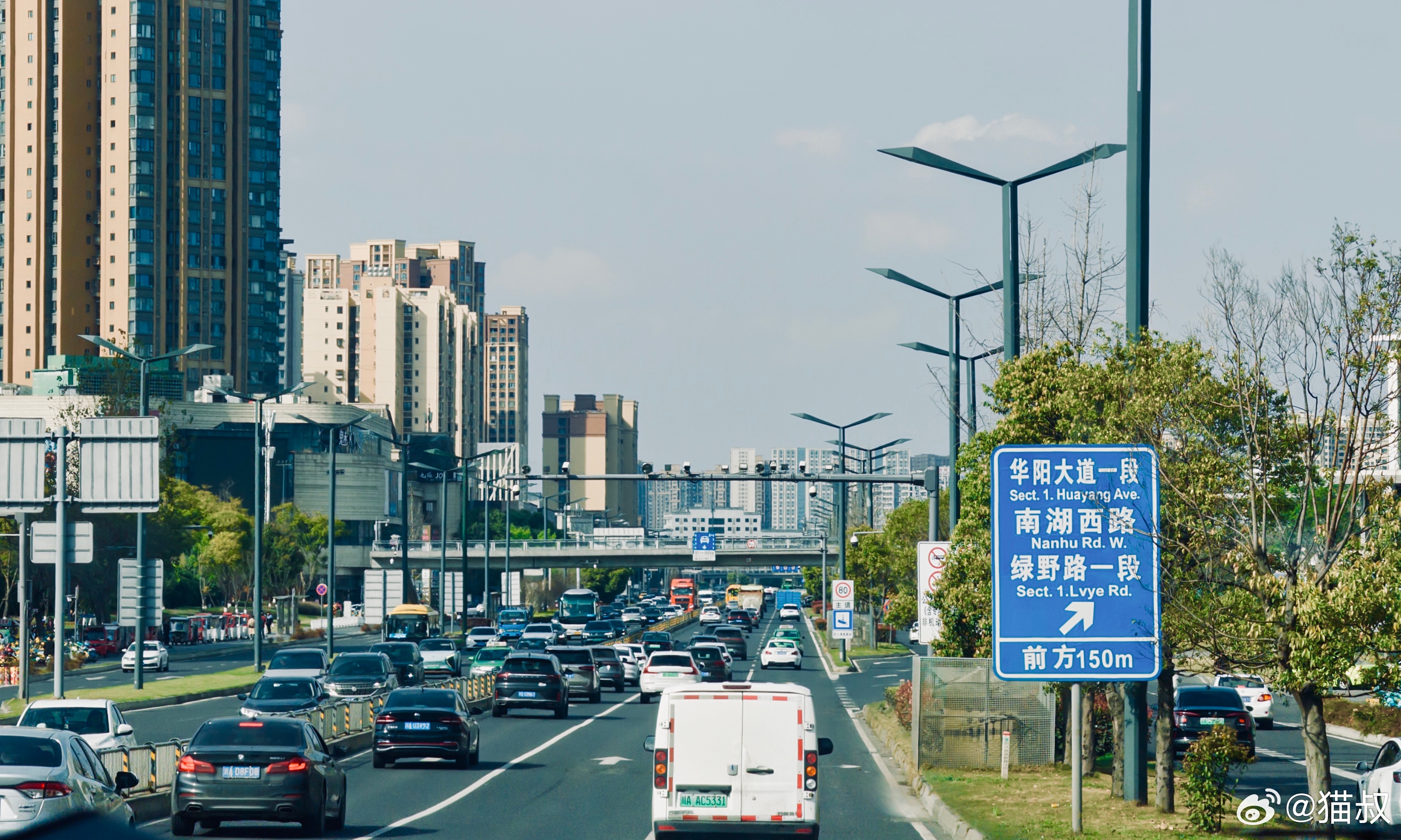 上联：你若上班，便是晴天。下联：周末若休，阴雨绵绵。 成都