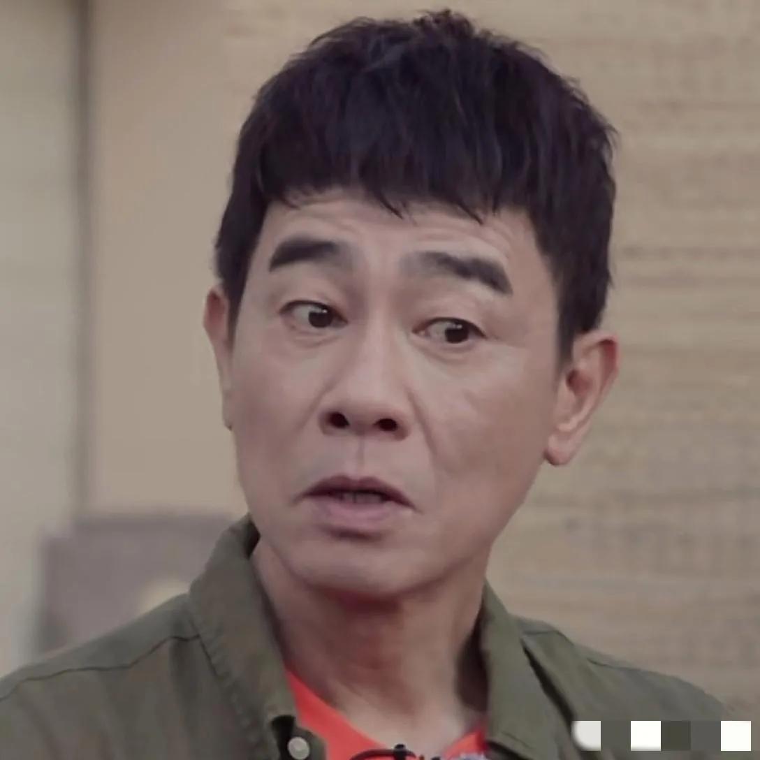 镜头中的陈小春肉眼可见的老了：额纹深刻，脸型狭长，鼻孔外露，嘴角耷拉，法令纹清晰