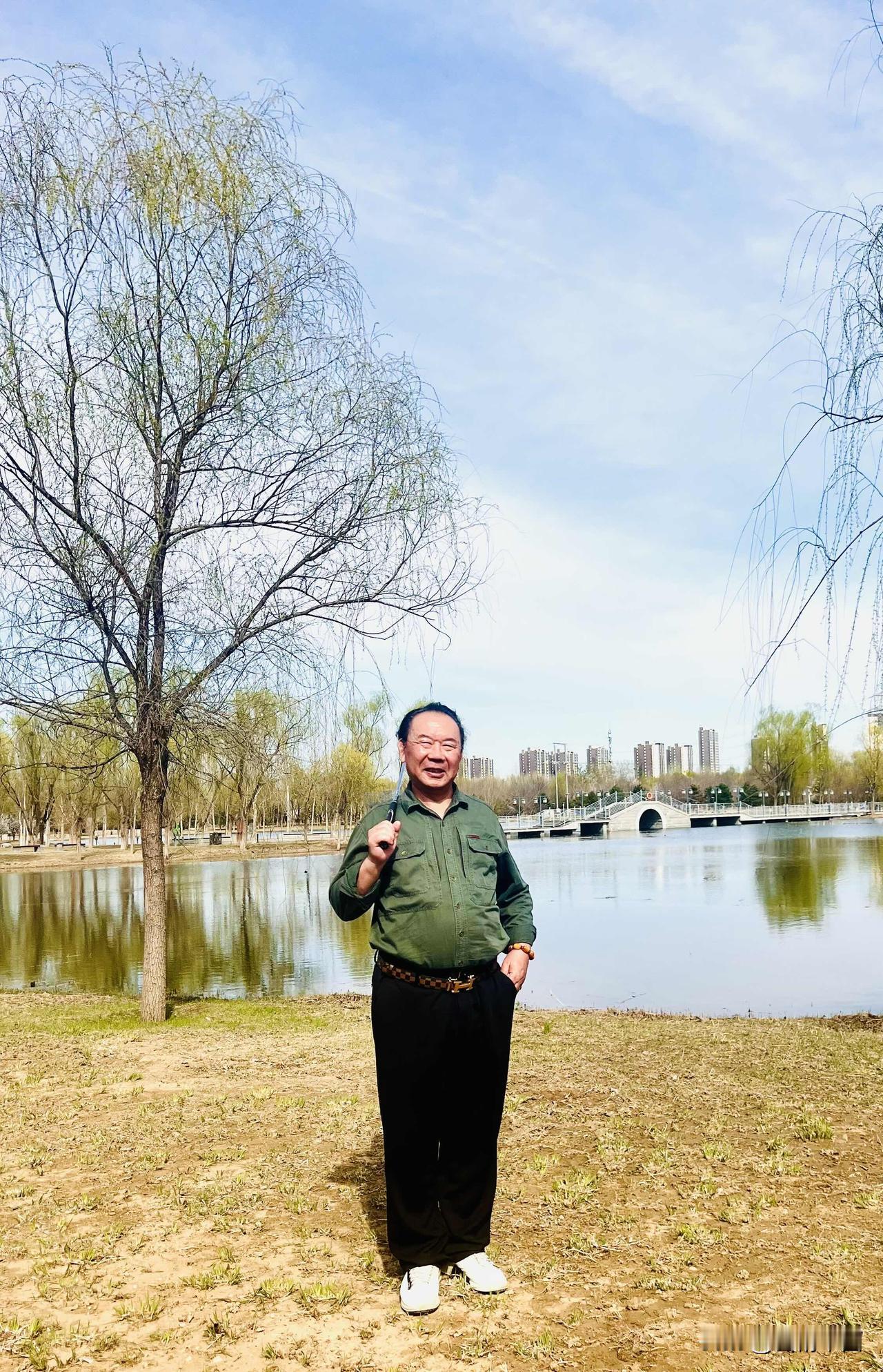 原创诗词 每日一诗 【越调·天净沙·春宴】
＿＿＿郭赋林（釜麟）

东风漫染烟霞