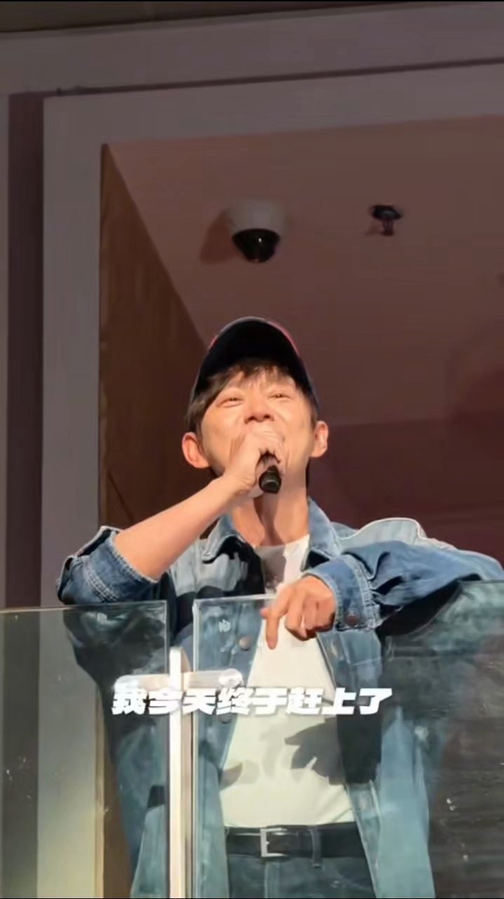 何炅在谢娜演唱会哭了何炅连夜改行程空降谢娜成都演唱会，默默落座台下。娜娜意外撞见