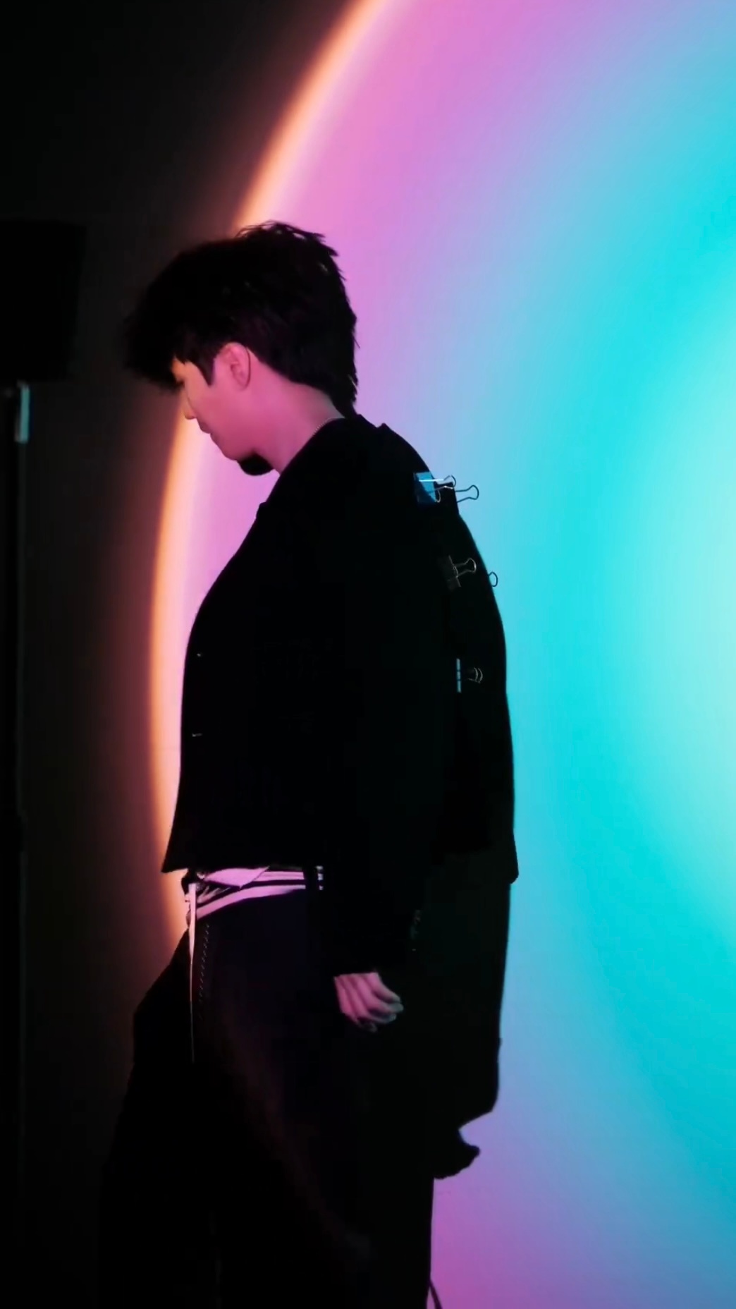 老公薄薄的，原来后面要夹这么多夹子🥺🥺王俊凯首张同名专辑WJK