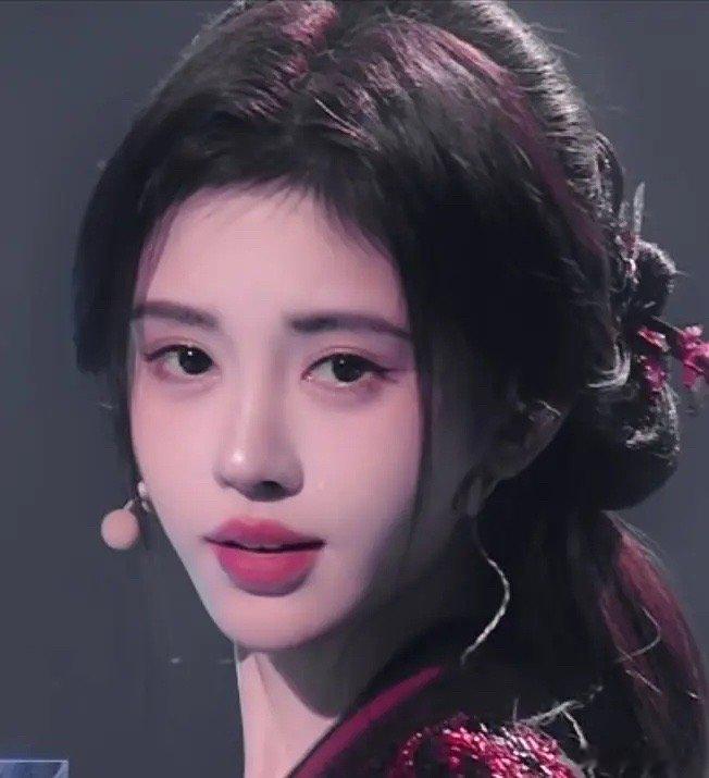 这次的舞台，鞠婧祎和赵露思都是自己画的妆[举手] ​​​