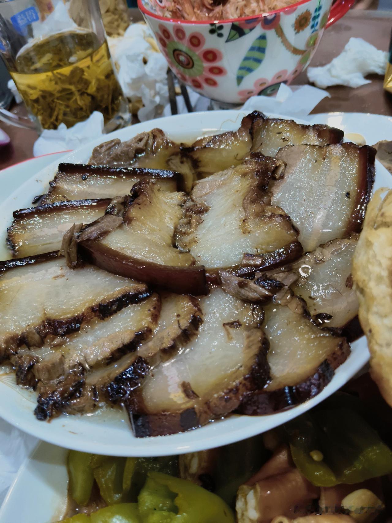 熏肉配上大火烧，即使晚饭，还是忍不住，吃了两块。
昨晚主食是大火烧，夹熏肉。丁记