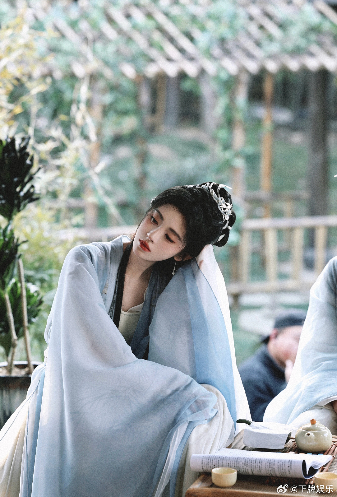 鞠婧祎千香两副面孔鞠婧祎姜黎菲的养成系鞠婧祎姜黎菲的养成系!两副面孔! 又萌又美