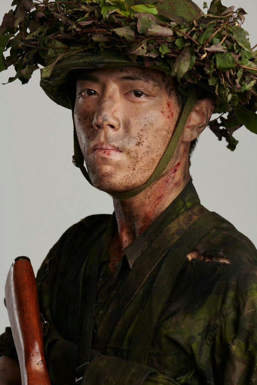 肖战王牌部队顾一野战损剧照肖战顾一野未曝光剧照肖战王牌部队顾一野战损剧照 