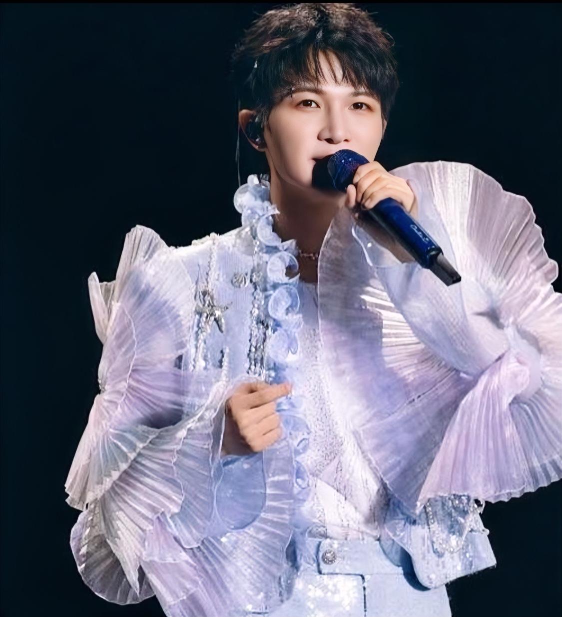 估计全运会的导演组肠子都悔青了
周深的唱功绝对没话说，妥妥的实力派，但全运会开幕