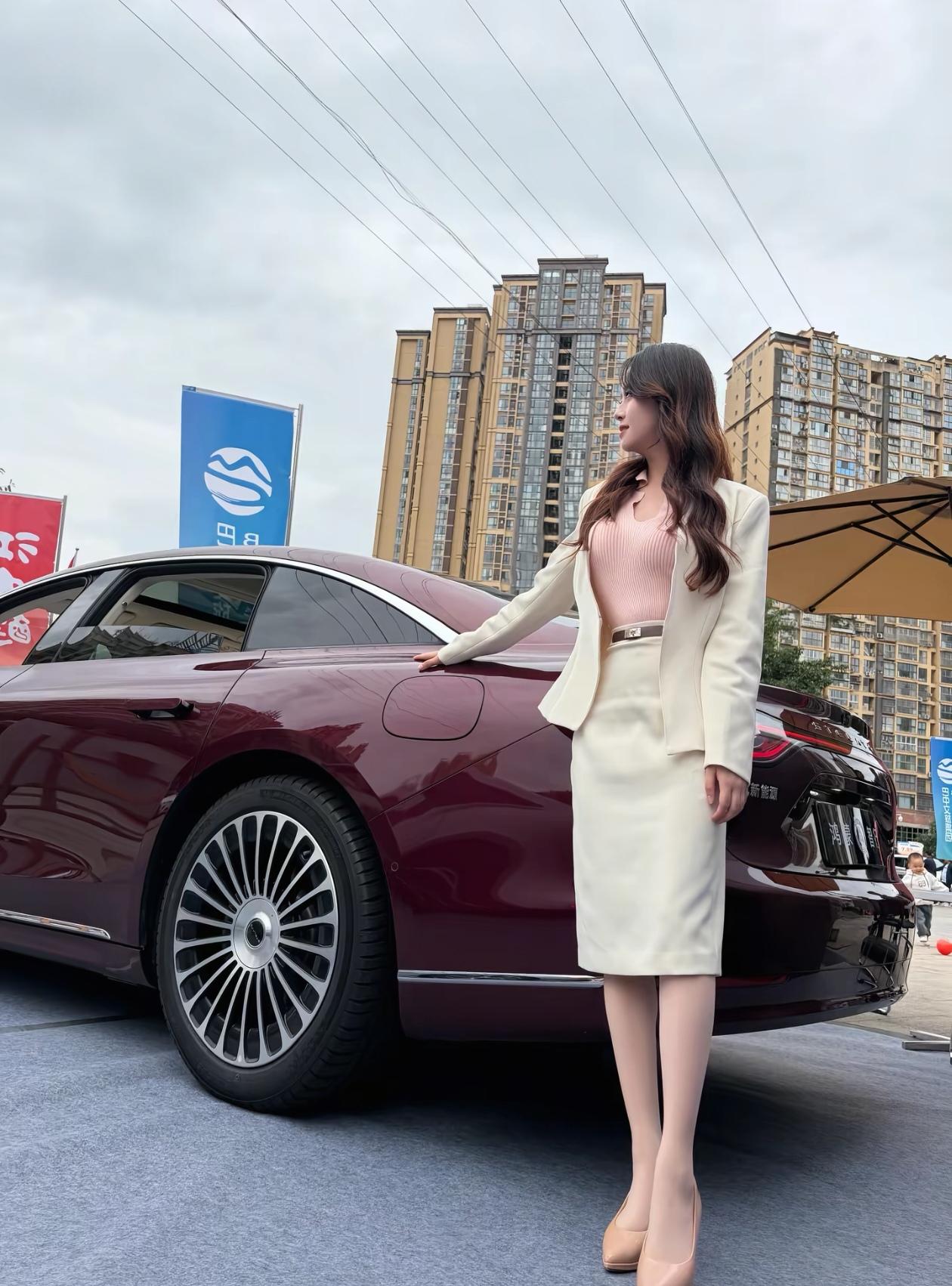 优雅车模与豪车相映成趣，都市时尚气息扑面而来！