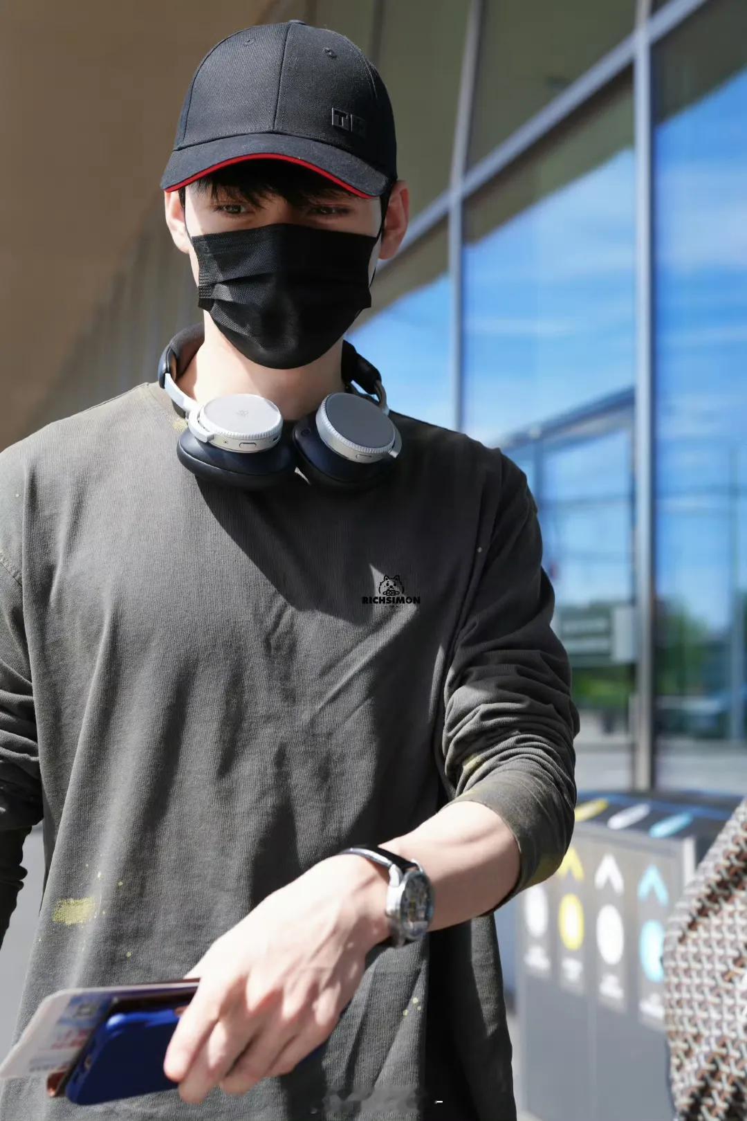 龚俊回国饭拍路透图，肉眼可见的胸肌，这个身材你爱了吗？ ​​​