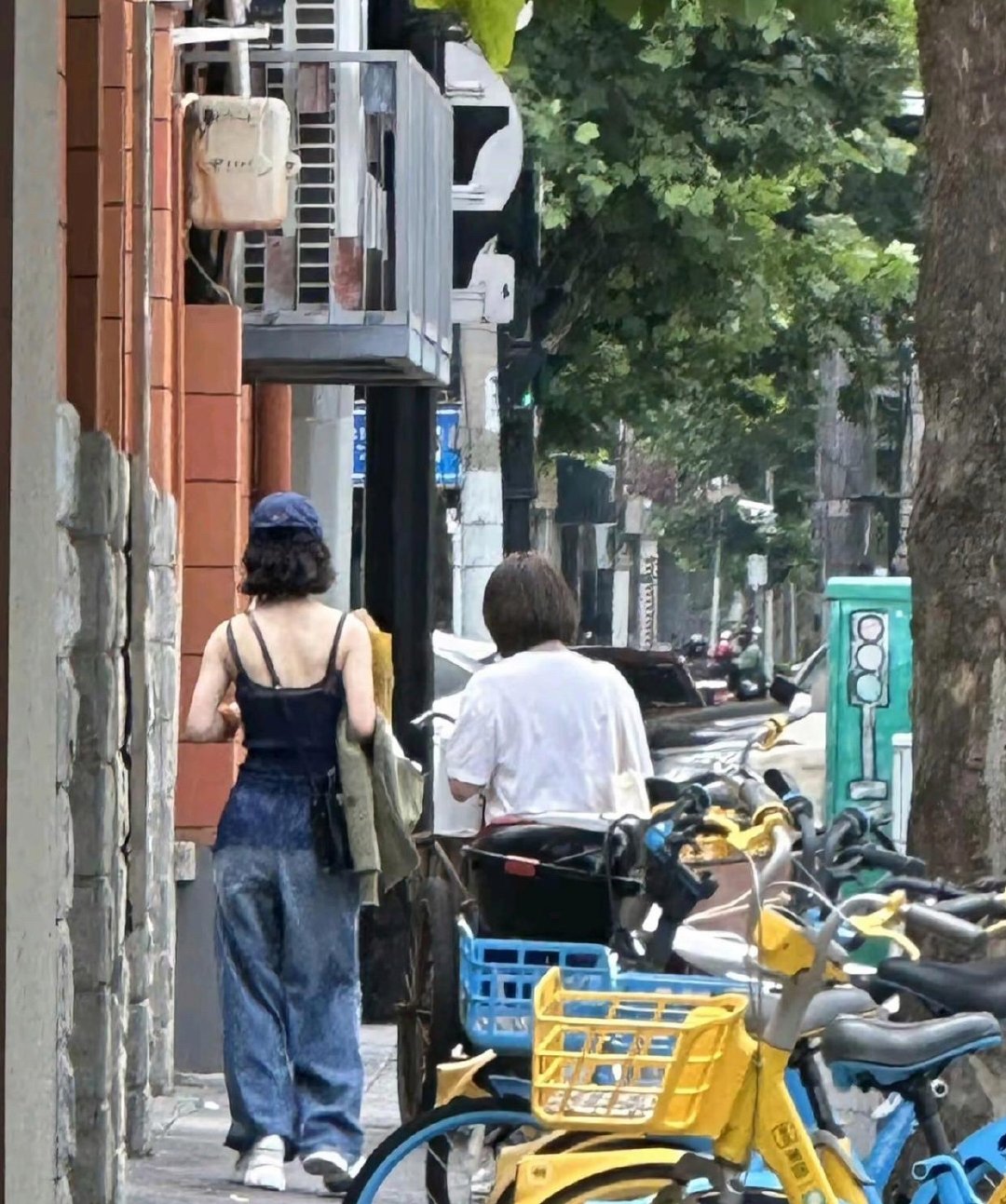 赵丽颖被路人拍到在上海逛商场认真挑选厨具。之前她被网友拍到咖啡店靠窗发呆、街头慢