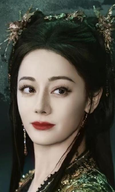 迪丽热巴饰演的《白日提灯》角色贺思慕热度持续登顶，源于其独特的角色设定、迪丽热巴