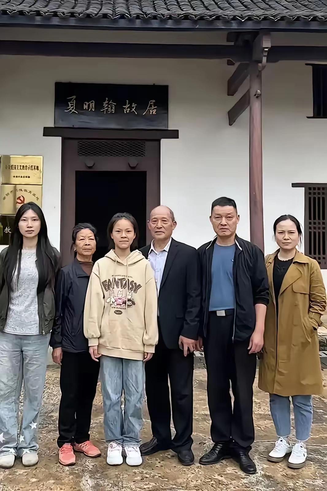 这是革命烈士夏明翰的后辈，齐聚夏明翰故居门前的合影。

1928年，28岁的夏明