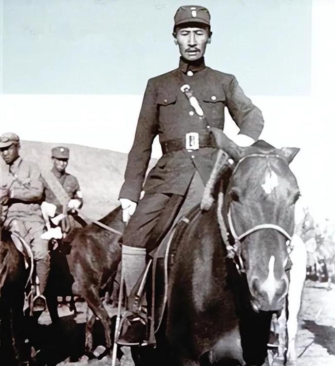 1949年，一位64岁的老人拄着拐，在副官搀扶下到散兵游勇登记：“我是马占山，奉