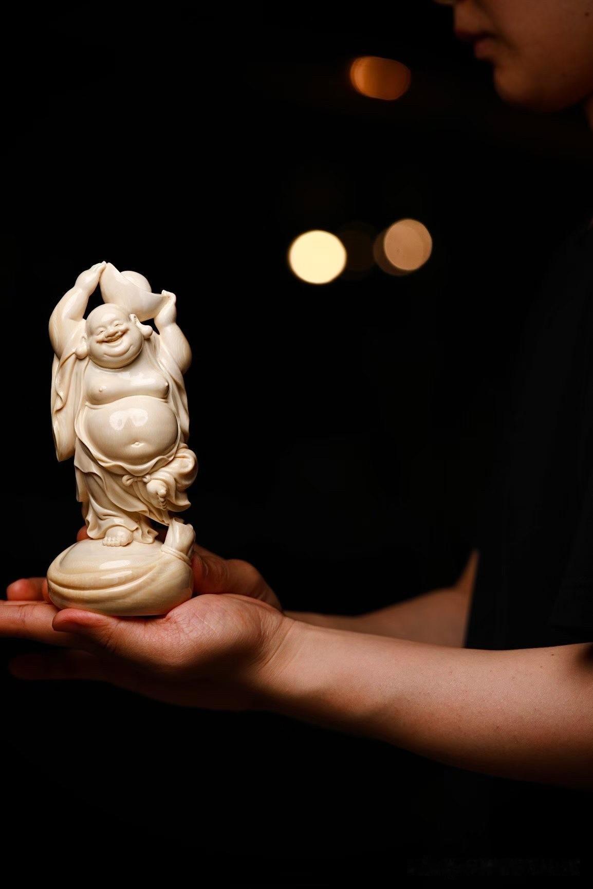 一抹笑意，便让整尊弥勒有了温度。

猛犸冰料温润细腻，弥勒福态圆融，眉眼舒展，笑